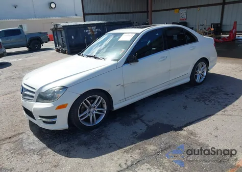 2012 Mercedes-Benz C 250 Sport z USA, uszkodzony, nr VIN WDDGF4HB5CR222002